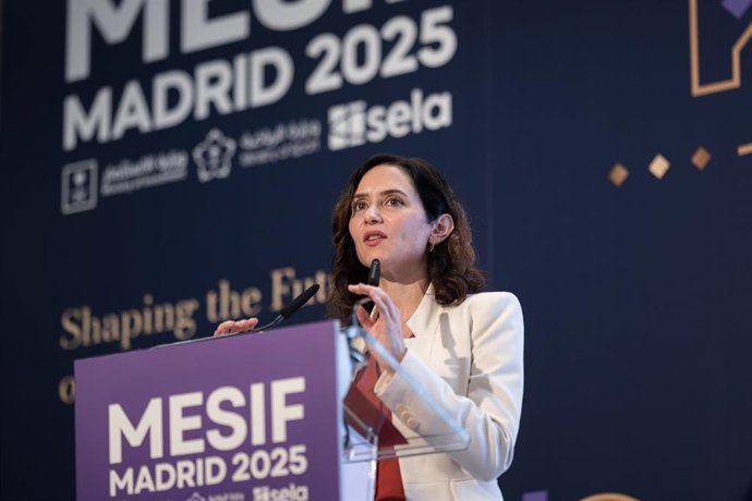 La presidenta de la Comunidad de Madrid, Isabel Díaz Ayuso, interviene en el foro de inversión deportiva de Oriente Medio, Middle East Sports Investment Forum (MESIF), a 7 de noviembre de 2025, en Madrid (España).