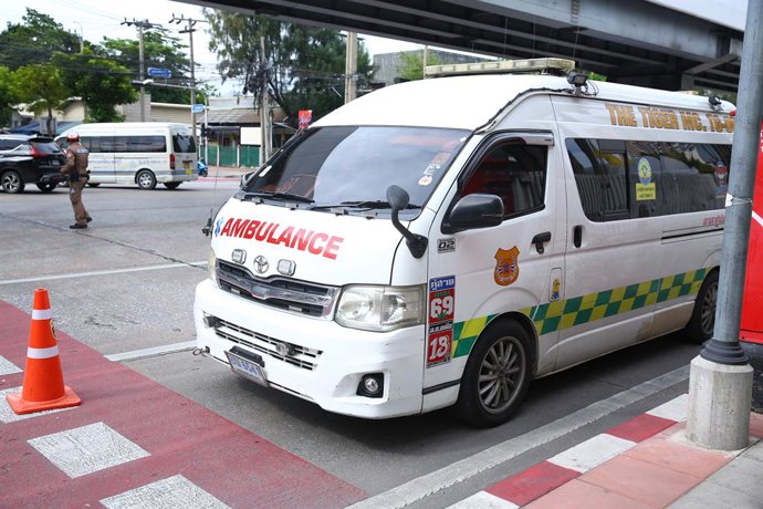 Archivo - BANGKOK, July 28, 2025  -- An ambulance is parked near the site of a shooting incident in Bangkok, Thailand, July 28, 2025.   At least six people were killed in a shooting incident in Thailand's capital Bangkok on Monday, local media Thairath re