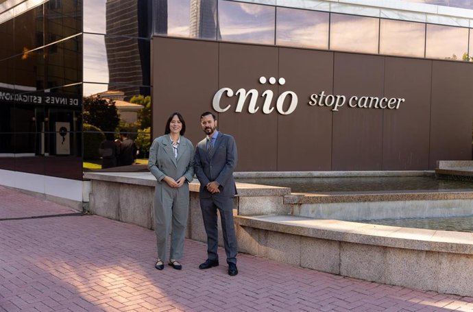 Archivo - La ministra de Ciencia, Innovación y Universidades, Diana Morant, llegan a una reunión con el nuevo director científico del Centro Nacional de Investigaciones Oncológicas (CNIO), Raúl Rabadán, en la sede del CNIO, a 24 de septiembre de 2025, en 