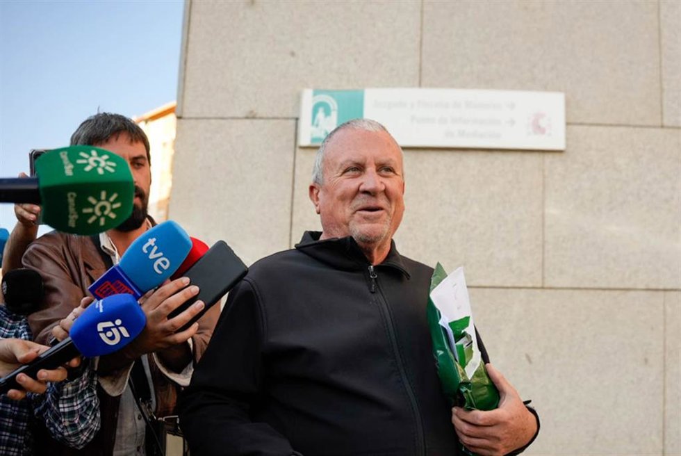 El alcalde de Fines (Almería), Rodrigo Sánchez, a su salida de los juzgados tras prestar declaración por el caso 'Mascarillas' la pasada semana 