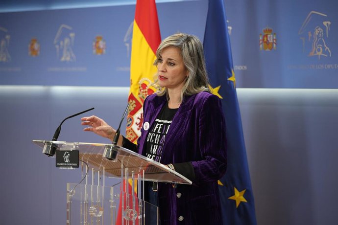 La portavoz del grupo parlamentario de Sumar, Verónica Martínez Barbero, durante una rueda de prensa en el Congreso de los Diputados, a 25 de noviembre de 2025, en Madrid (España).