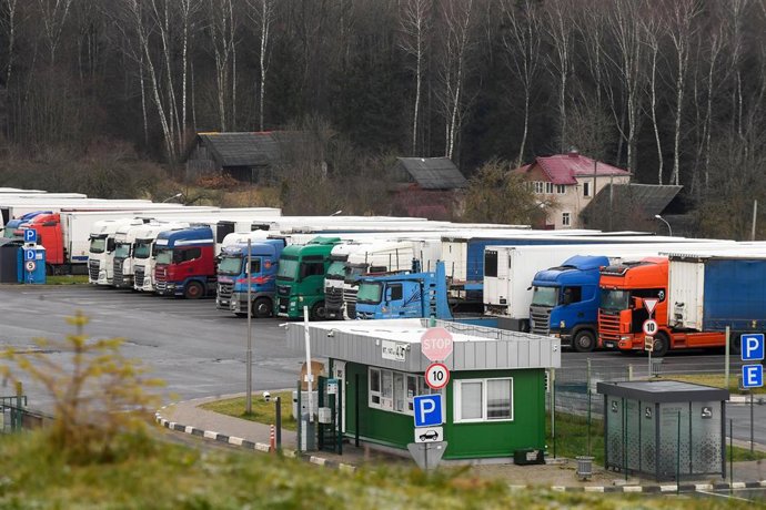 Camiones lituanos varados en la frontera bielorrusa.