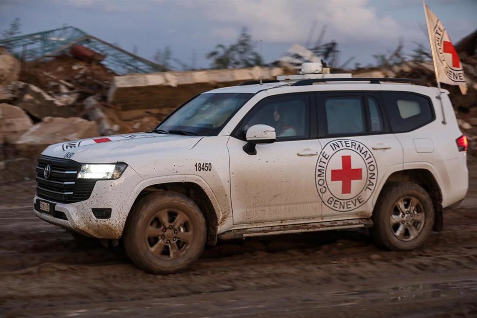Un vehículo del Comité Internacional de la Cruz Roja (CICR) en el marco de las labores de búsqueda de cadáveres de rehenes israelíes secuestrados durante los ataques del 7 de octubre de 2023 (archivo)