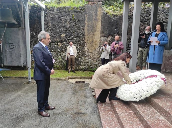Archivo - El alcalde de Gernika, José María Gorroño, durante la ofrenda floral por las víctimas del bombardeo, en su 88 aniversario