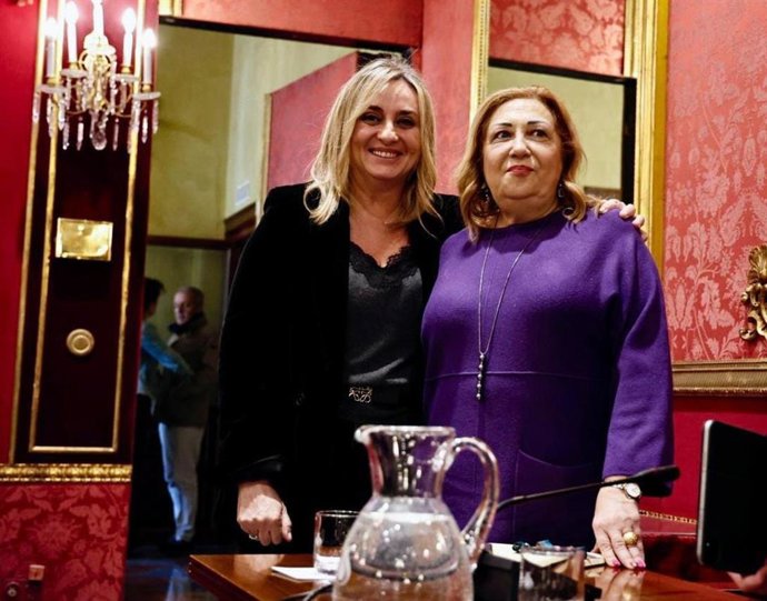 Archivo - La alcaldesa de Granada, Marifrán Carazo, a la izquierda en la imagen de archivo, y la concejal de Economía, Rosario Pallarés