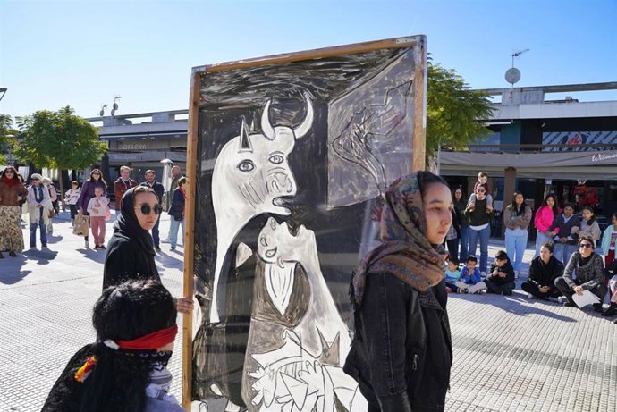 Una de las acciones del Ayuntamiento de Mairena con ocasión del 25N, junto a asociaciones de mujeres del municipio.