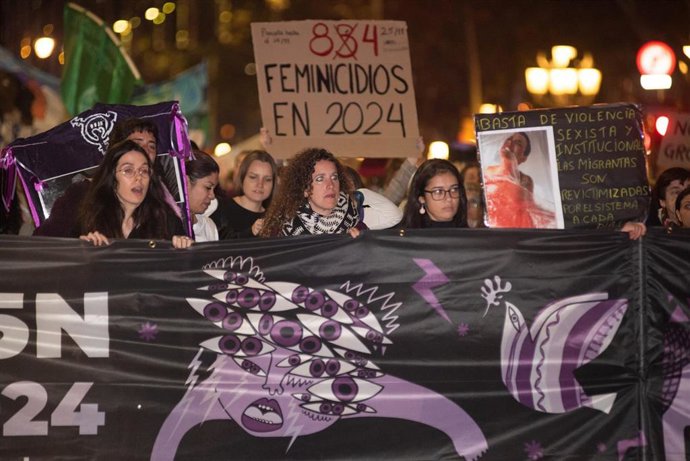 Archivo - Varias personas durante la manifestación por el 25N de la plataforma 'Novembre Feminista', en el Paseo de Gràcia con Diagonal en 2024.
