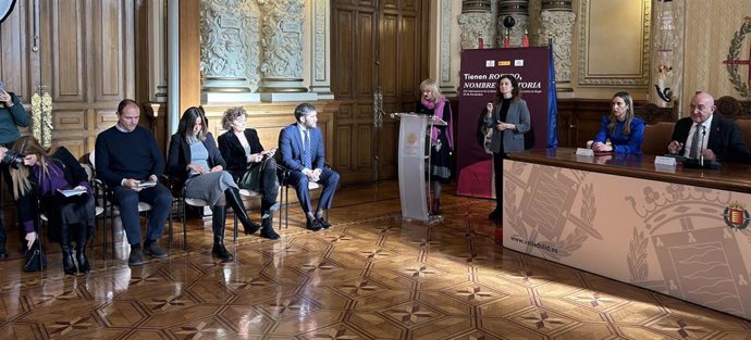 Acto institucional del Día Contra la Violencia de Género en el Ayuntamiento de Valladolid, con presencia política únicamente de concejales del Partido Popular.