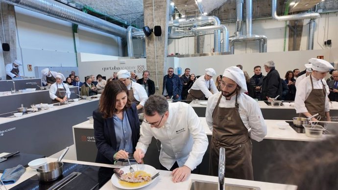 Rocío Blanco observa, junto al chef Paco Morales, el trabajo de uno de los alumnos del Campus Córdoba.