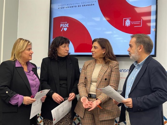 Desde la izquierda Nuria Gutiérrez, Eva Fernández, Raquel Ruz y Jacobo Calvo, ediles del PSOE en Granada