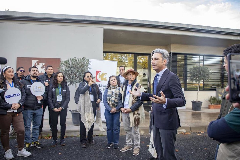 El delegado de Infraestructuras, Sostenibilidad y Agricultura de la Diputación, Andrés Lorite (dcha.), recibe a los participantes en el Programa de Líderes Emprendedores Rurales.