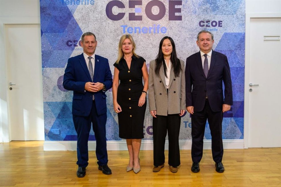 El secretario permanente del Consejo de Empresarios Iberoamericanos (CEIB), Narciso Casado (d), antes de participar en la presentación del 'VII Foro de la Mipyme'
