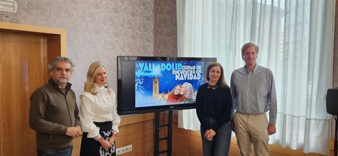 La concejala de Cultura, Irene Carvajal (2i), acompañada por al gerente de la Fundación Municipal de Cultura, José Ignacio de Uribe (1d)