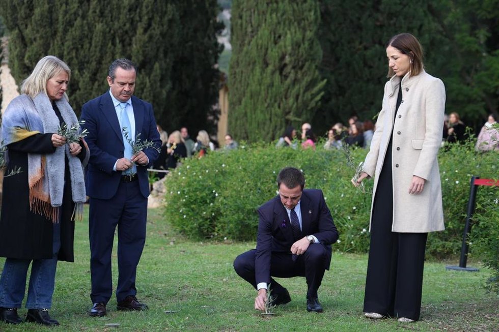 El presidente del Consell de Mallorca, Lloren Galmés, y otros representantes de la institución insular participan en acto del 25N en homenaje a las mujeres asesinadas en Mallorca.