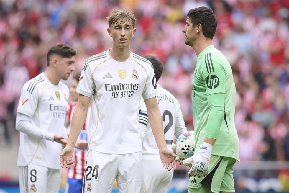Archivo - Los jugadores del Real Madrid Dean Huijsen y Thibaut Courtois, ante el Atlético de Madrid en LaLiga EA Sports 2025-26.
