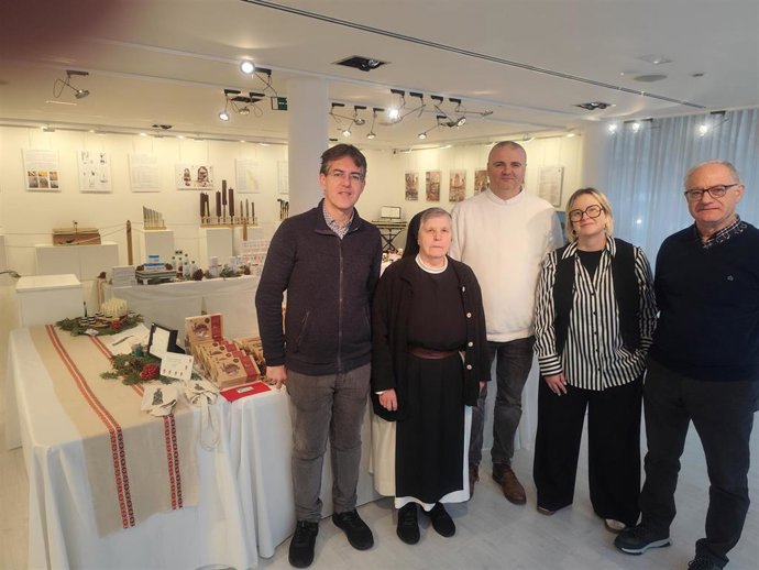 Foto de familia de los organizadores junto con la responsable del Centro Fundación Caja Rioja Arnedo, Laura Pérez, y un ángulo de la exposición