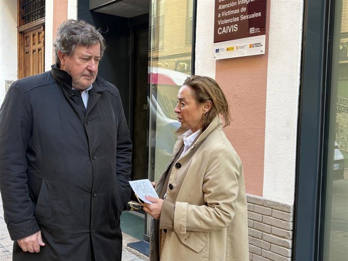 Los diputados de Vox Carmen Rouco y Juan Vidal a las puertas del Centro de Atención Integral a Víctimas de la Violencia Sexual (CAIVIS).