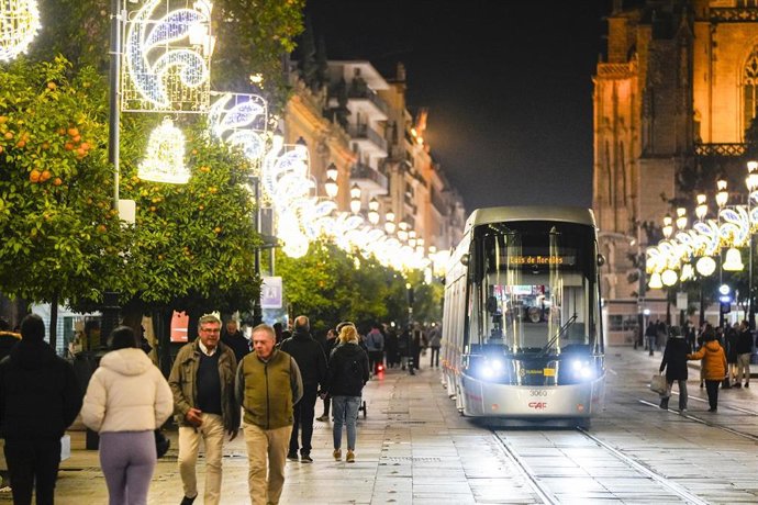 Archivo - Avenida de la Constitución de Sevilla durante la Navidad de 2024. Imagen de archivo. 