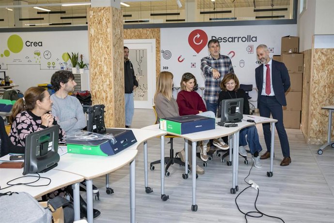 El consejero de Educación, Sergio Silva, presenta los dispositivos de comunicación SAAC (sistemas alternativos y aumentativos de comunicación) para estudiantes con necesidades educativas especiales adquiridos por la Consejería.