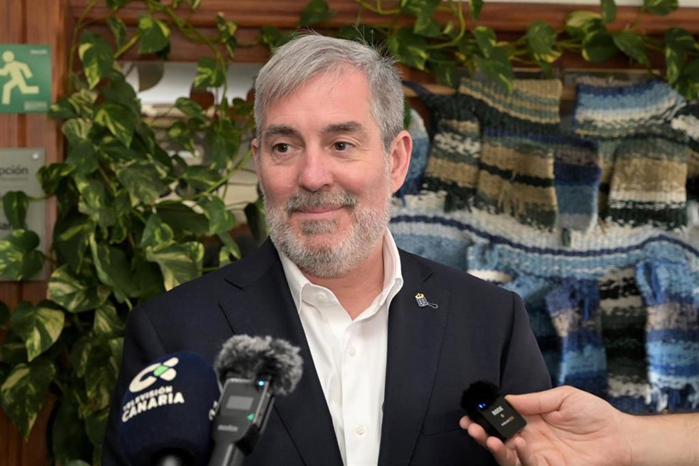 Archivo - El presidente del Gobierno de Canarias, Fernando Clavijo Batlle, durante una reunión oficial con eurodiputados, a 27 de mayo de 2025, en el Hierro, Canarias (España).