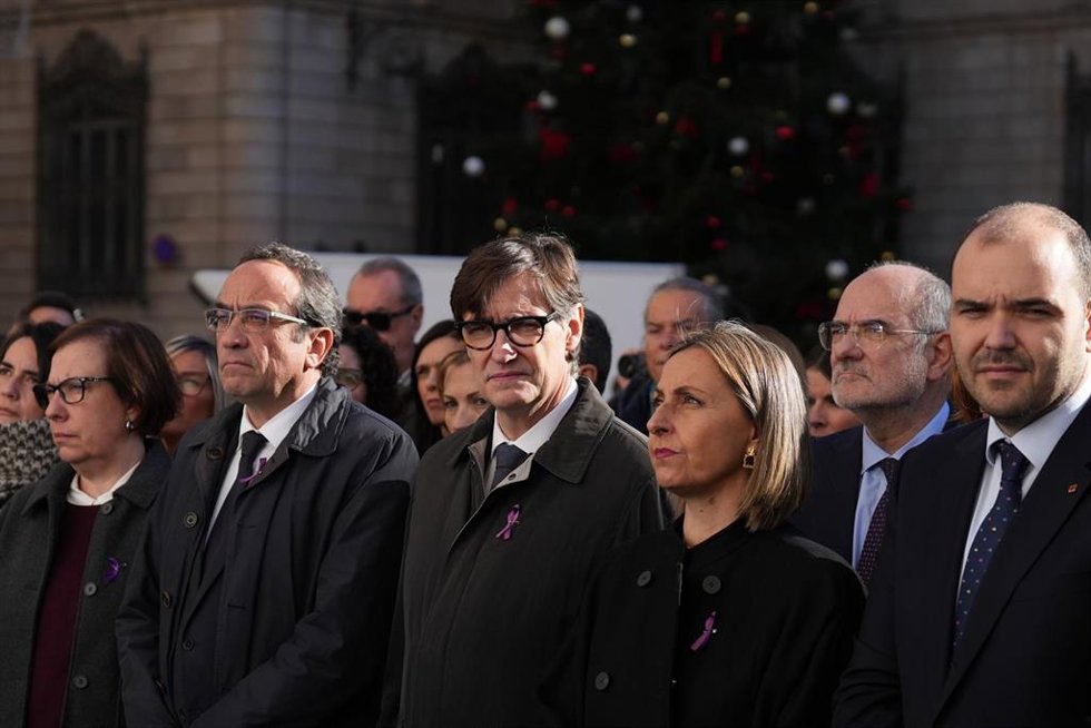 El presidente del Parlament de Catalunya, Josep Rull, el president de la Generalitat, Salvador Illa, la consellera de Igualdad, Eva Menor, y el conseller de Presidencia, Albert Dalmau, durante la celebración de un acto por el día de la Eliminación de la
