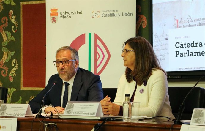 La vicerrectora de Inclusión, Igualdad y Proyección Social de la ULE, Raquel Domínguez y el presidente de las Cortes de Castilla y León y de la Fundación de Castilla y León, Carlos Pollán, en la presentación de la Cátedra del Parlamentarismo.