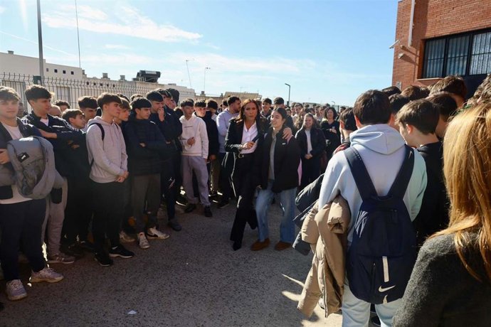 La consejera de  Inclusión Social, Juventud, Familias e Igualdad, Loles López, debate sobre el 25N con el alumnado del IES Los Alcores de Mairena del Alcor (Sevilla).