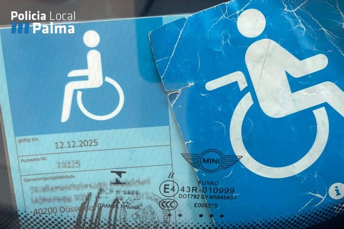 Tarjeta de aparcamiento para personas con movilidad reducida por la que fue denunciada la mujer.