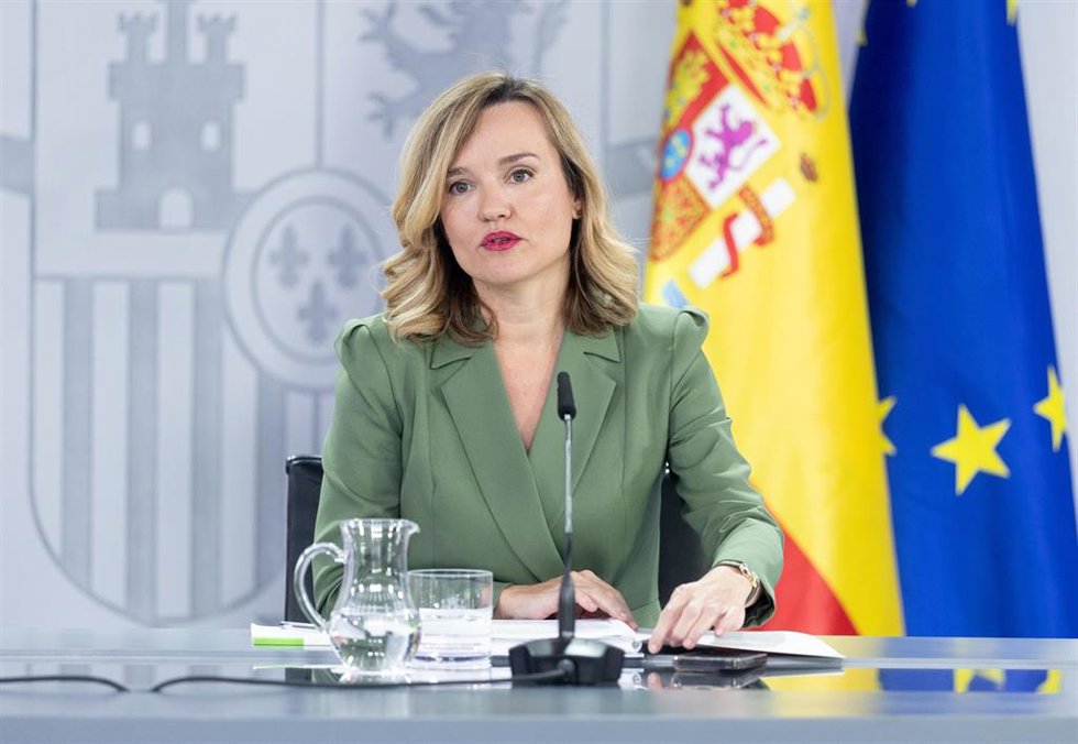 La ministra de Educación, Formación Profesional y Deportes y portavoz del Gobierno, Pilar Alegría, durante la rueda de prensa tras la reunión del Consejo de Ministros, en el Palacio de La Moncloa, a 18 de noviembre de 2025, en Madrid (España). 