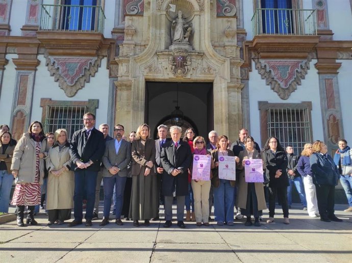 El presidente de la Diputación de Córdoba, Salvador Fuentes (centro), encabeza la concentración silenciosa con motivo del 25N, Día Internacional para la Eliminación de la Violencia contra la Mujer,