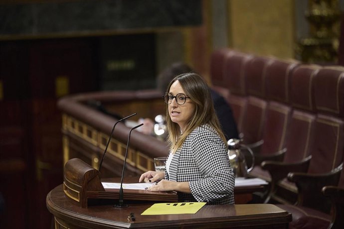 Archivo - La diputada de ERC, Etna Estrems, durante una sesión de control al Gobierno, en el Congreso, a 15 de octubre de 2025, en Madrid (España). 