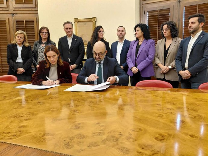 Momento de la firma del acuerdo.