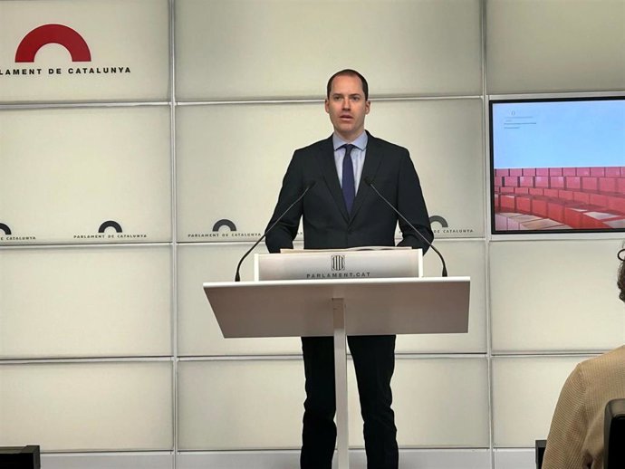 El portavoz del PP en el Parlament Juan Fernández en una rueda de prensa