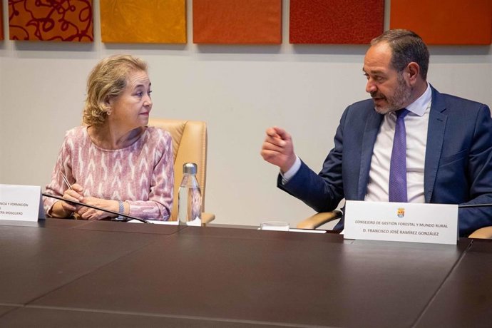 La consejera de Educación, Mercedes Vaquera, habla con el titula de Gestión Forestal y Mundo Rural, Francisco Ramírez, en el Consejo de Gobierno de este martes.