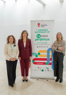 La rectora de la ULE, Nuria Ginzález (centro), en la inauguración de las I Jornadas nacionales de Campus Periféricos, en el Campus de Ponferrada.