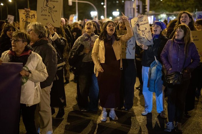 Archivo - Decenas de personas durante la manifestación organizada por la Comisión 8M con motivo del 25N y bajo el lema "Juntas, el miedo cambia de bando", desde Atocha hasta la calle Alcalá, a 25 de noviembre de 2024, en Madrid (España). 