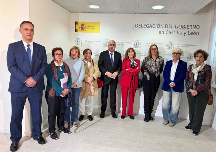 Foto de representantes políticos y de organizaciones feministas presentes en el acto institucional del 25N celebrado en la Subdelegación del Gobierno en Valladolid.