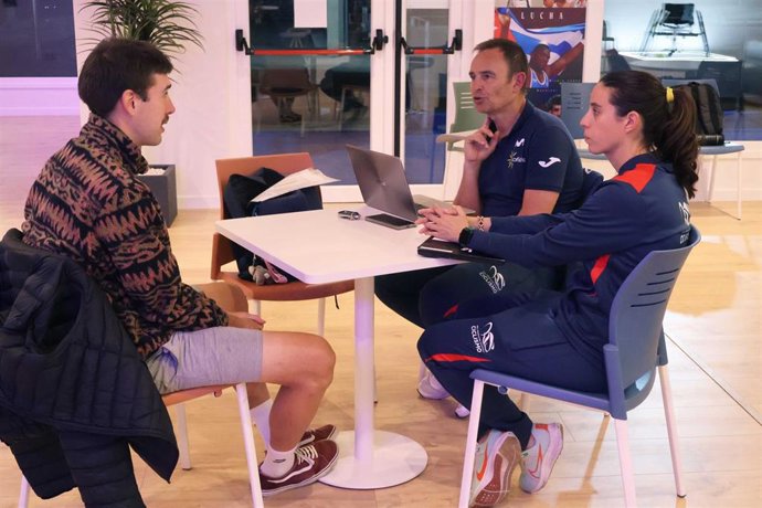 Félix García Casas y la seleccionadora Begoña Luis Gómez con un participante en una jornada de captación de talentos de ciclismo paralímpico