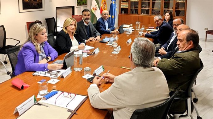 El consejero de Agricultura, Pesca, Agua y Desarrollo Rural de la Junta de Andalucía, Ramón Fernández-Pacheco, en la reunión con Fepex.