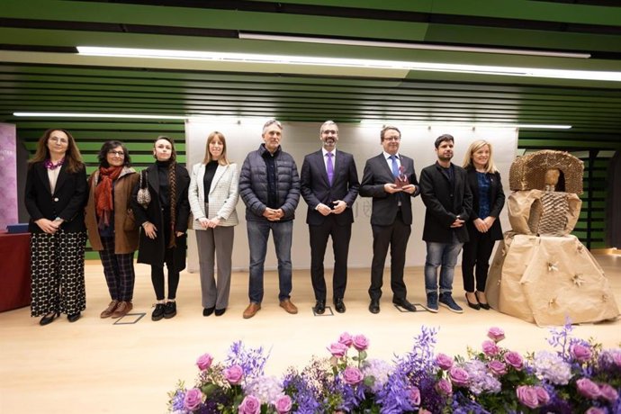 El delegado del Gobierno con algunos de los premiados