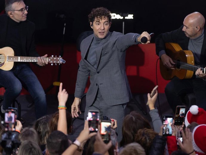 El cantante David Bisbal, durante la inauguración del Tren de la Navidad del Metro de Madrid, en la estación de Sol