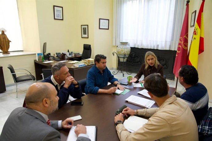 La portavoz del grupo municipal Vox en el Ayuntamiento de Sevilla, Cristina Peláez, reunida con representantes de sindicatos policiales.