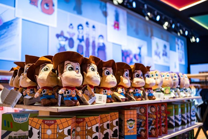 Archivo - Peluches de la película de 'Toy Story' durante una visita por la exposición de Media Day de Pixar, en el Recinto Ferial IFEMA Madrid, a 4 de diciembre de 2023, en Madrid (España). Se trata de una exposición inmersiva y a tamaño real, de los esce