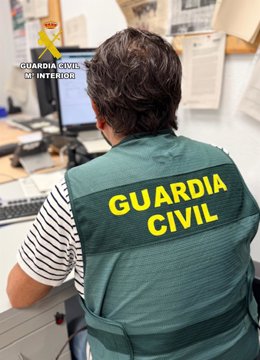 Archivo - Imagen de archivo de un agente de la Guardia Civil.