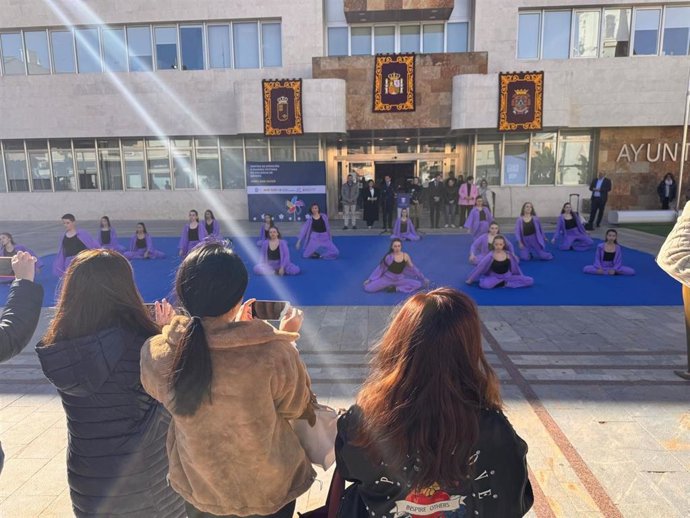 El acto ha terminado con una coreografía temática
