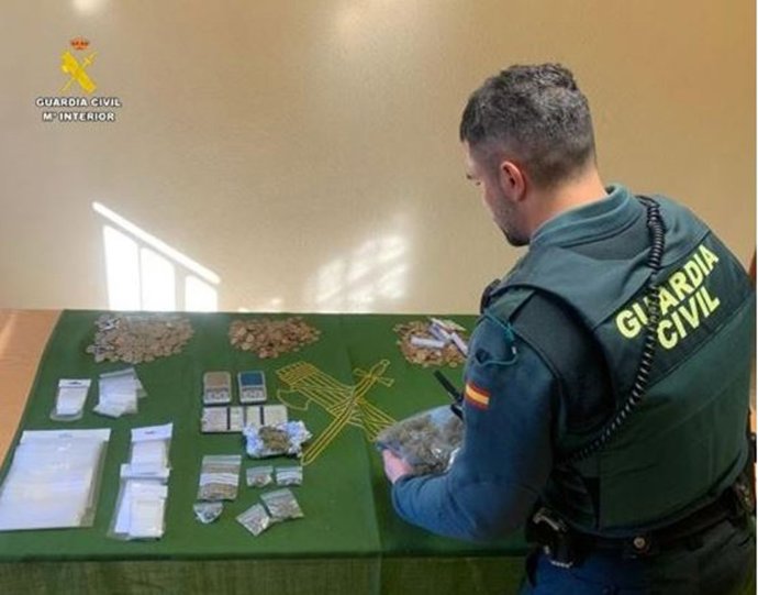 Detenido un vecino de Nava (Valladolid) con 72 gramos de marihuana, básculas de precisión y dinero .