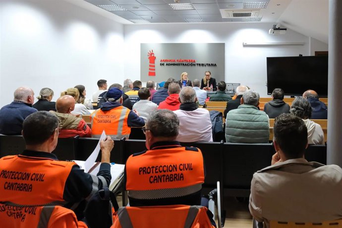 La consejera de Presidencia, Justicia, Seguridad y Simplificación Administrativa, Isabel Urrutia, se reúne con los responsables de las Organizaciones de voluntariado de protección civil de Cantabria.