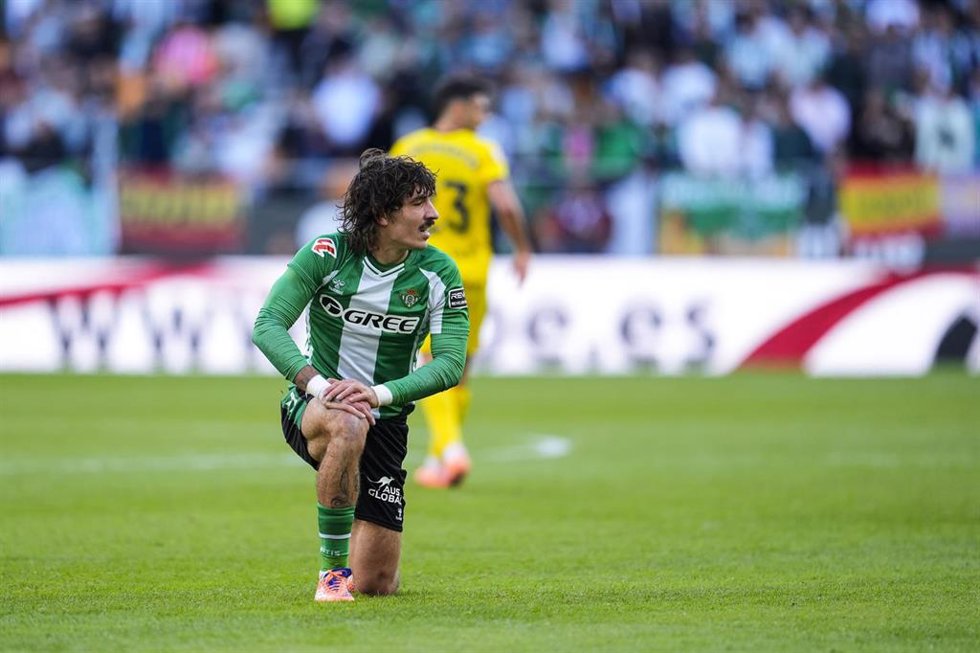 El latral derecho del real Betis Héctor Bellerín, ante el Girona FC en LaLiga EA Sports 2025-26.