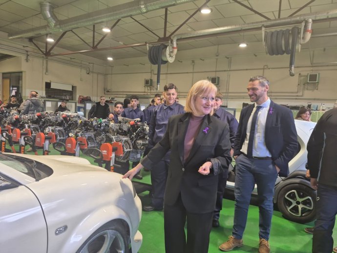 La consejera de Industria junto al presidente de Pajarillos Edica en la visita al taller de mecánica.