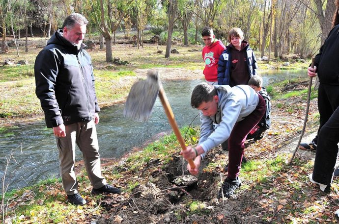 El delegado de Sostenibilidad y Medio Ambiente de la Junta en Granada, Manuel Francisco García, a la izquierda en la imagen durante la plantación de ejemplares de olmo de montaña en Castril